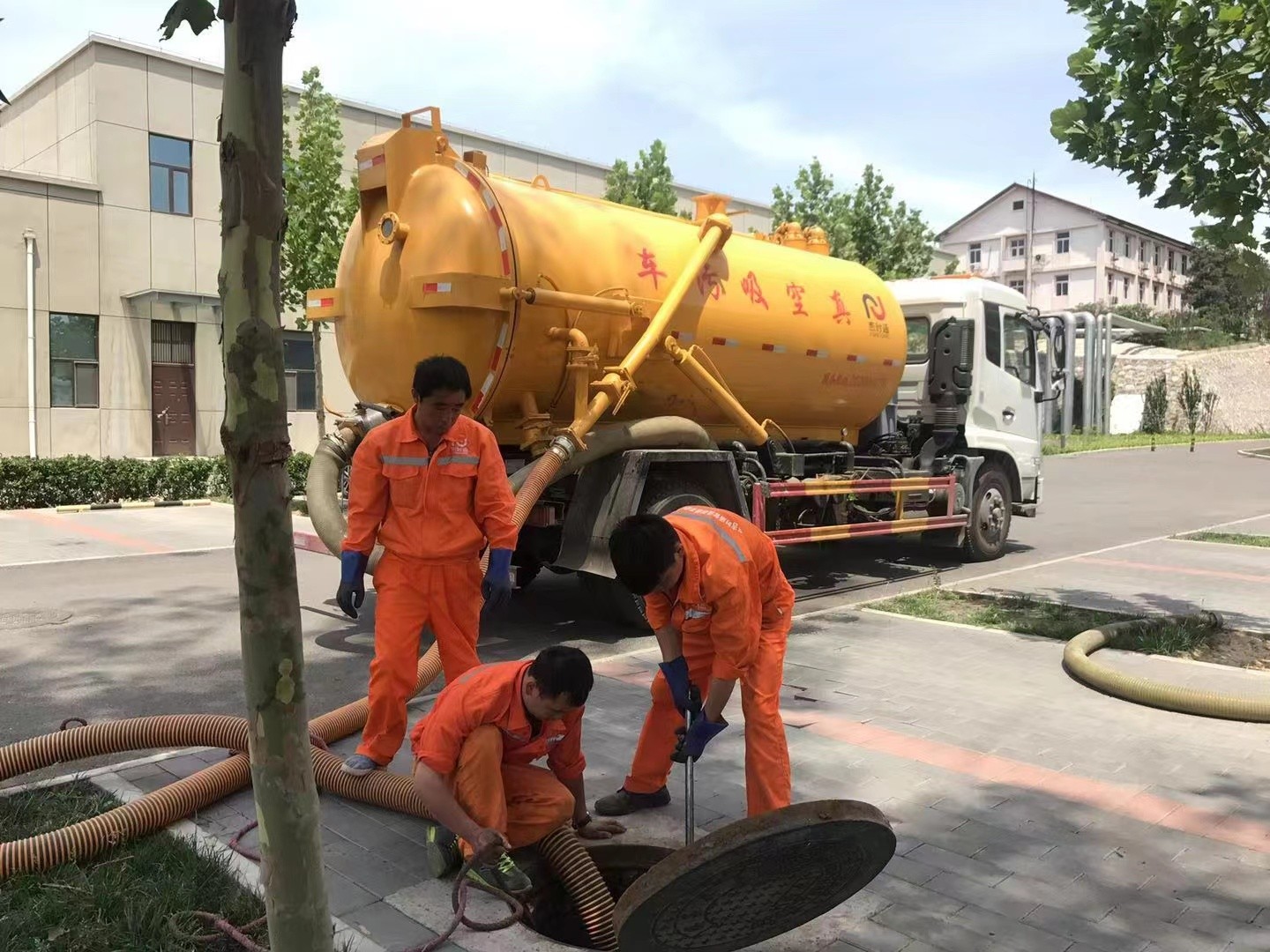 凤山管道疏通车停在窨井附近