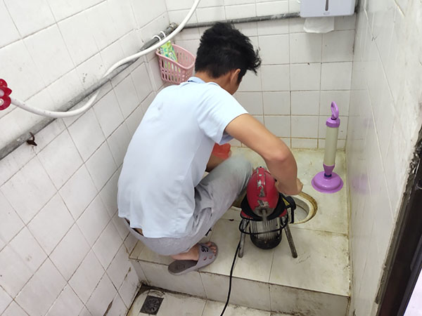 凤山管道堵塞冒臭气 专业师傅现场解决问题